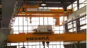 Ein beeindruckendes Bekenntnis zum Standort Düsseldorf: Der neue 120-Tonnen-Kran bei Metso-Lindemann